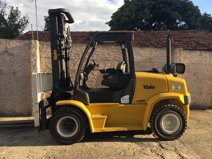 Empilhadeira YALE 155VX capacidade 7 toneladas, torre TRIPLEX DE 5.400 mm, movida a gás.