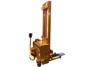 A Empilhadeira elétrica AMEISE EJC é excelente para uso em supermercados, depósitos e logística em geral, alta capacidade de carga em tamanho reduzido.Equipamento reformado completamente, bateria reformada, funcionando perfeitamente. Garfos com regularem de abertura lateral. Disponível para locação e venda.