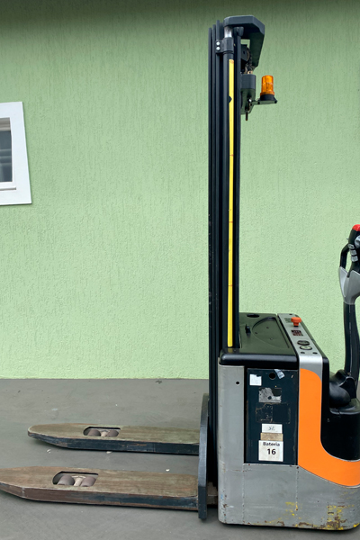 Empilhadeira com operador a pé, elevação vertical de carga, utilizada em armazéns gerais e supermercados