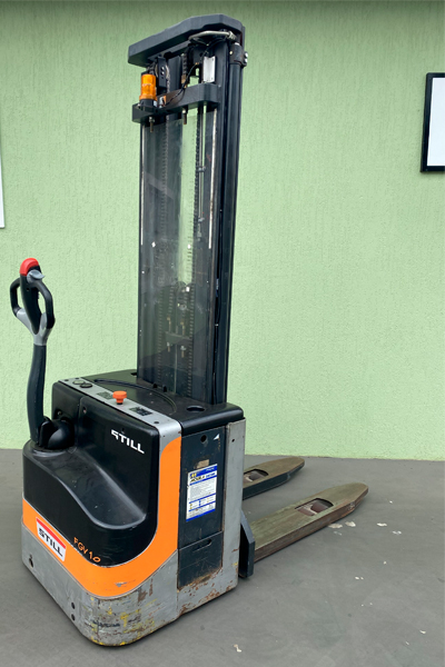 Empilhadeira com operador a pé, elevação vertical de carga, utilizada em armazéns gerais e supermercados