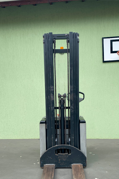 Empilhadeira com operador a pé, elevação vertical de carga, utilizada em armazéns gerais e supermercados