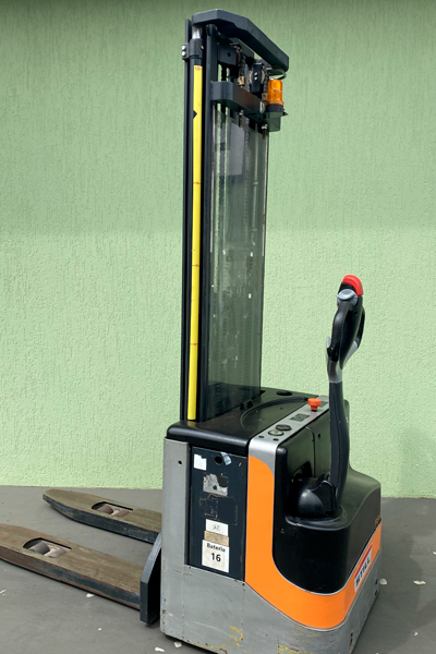 Empilhadeira com operador a pé, elevação vertical de carga, utilizada em armazéns gerais e supermercados