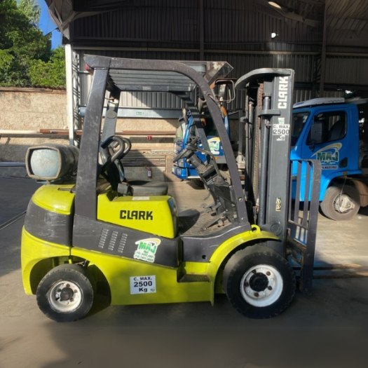 A MAJ Empilhadeiras oferece a Empilhadeira Clark C25, ano 2011, ideal para operações intensas em ambientes industriais e logísticos. Saiba mais!