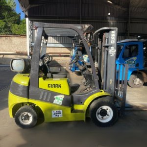 Empilhadeira Clark C25 ano 2011