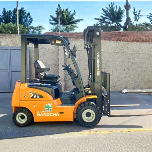MAJ oferece a Empilhadeira elétrica Hangcha CPD25-XC com capacidade de 2.500 kg, alta autonomia, zero emissão de gases e desempenho ideal para logística, indústrias e centros de distribuição.
