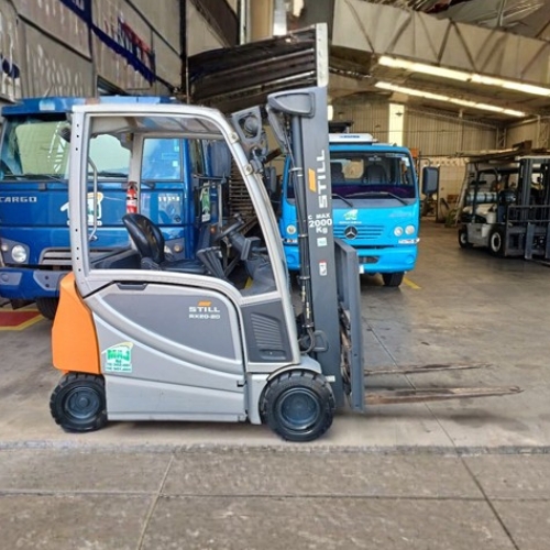 A MAJ trabalha com Empilhadeira elétrica Still RX20-20 com capacidade de 2.000 kg, bateria 48V e alta manobrabilidade. Ideal para armazéns e operações logísticas em espaços reduzidos.